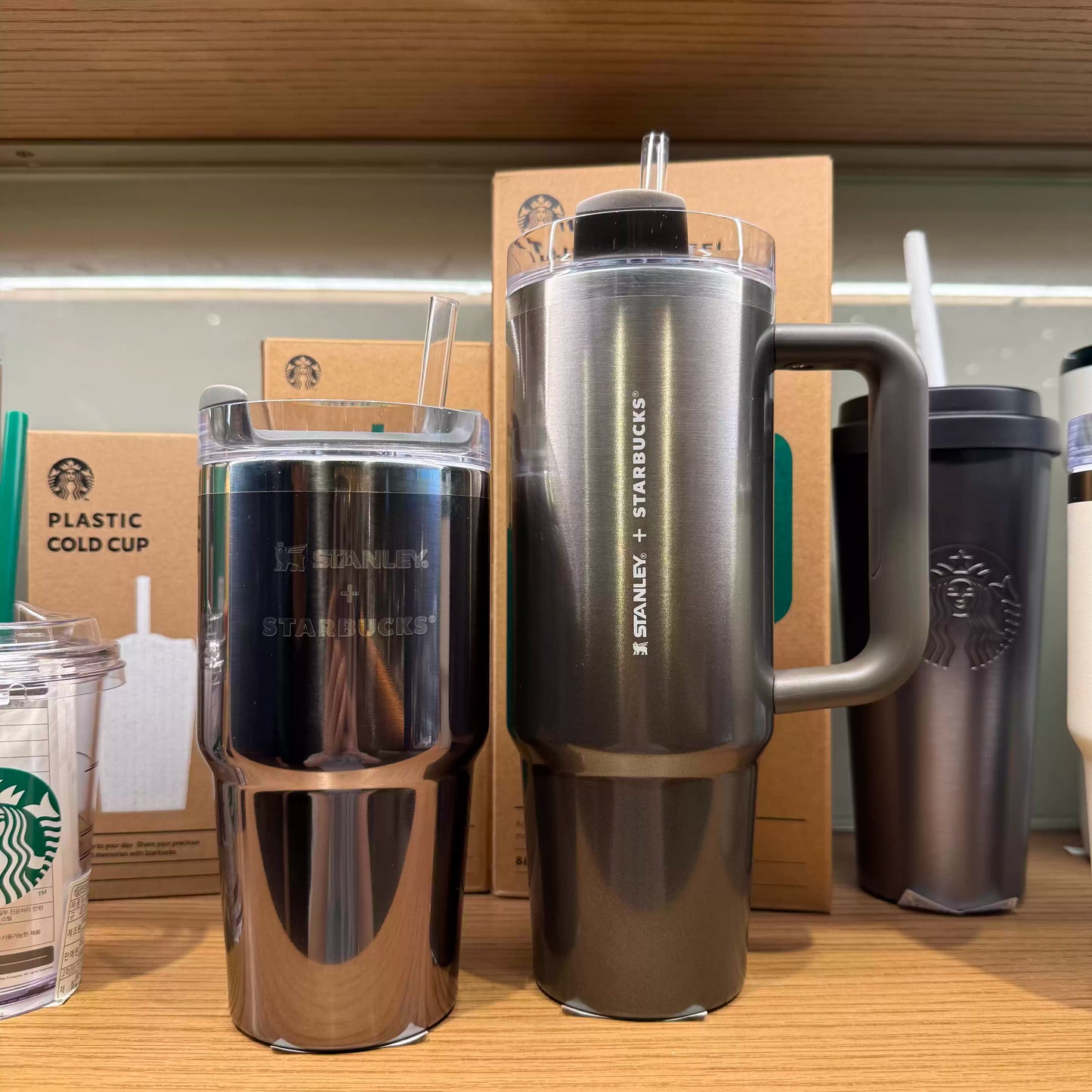 Starbucks Korea 2025 Gray/Black Stanley stainless steel cup 20oz/30oz